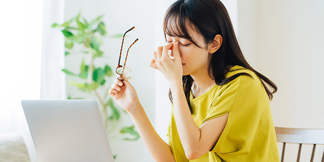 頭痛や肩こりの原因にも!? 合わないメガネによる悪影響【眼科医解説】